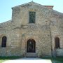 La facciata dell'Abbazia Benedettina dei SS. Ruffino e Vitale, vicino Amandola