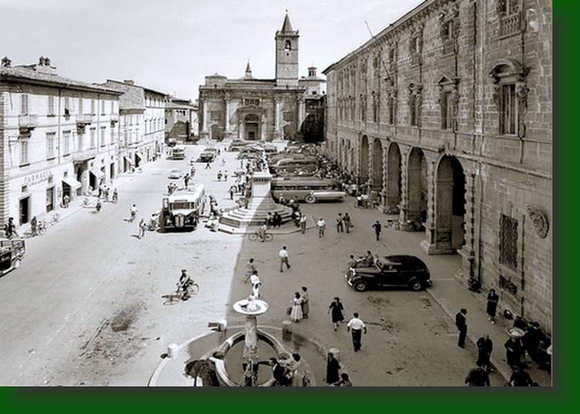 18 - Ascoli scomparsa - Piazza Arringo  anni '50.jpg