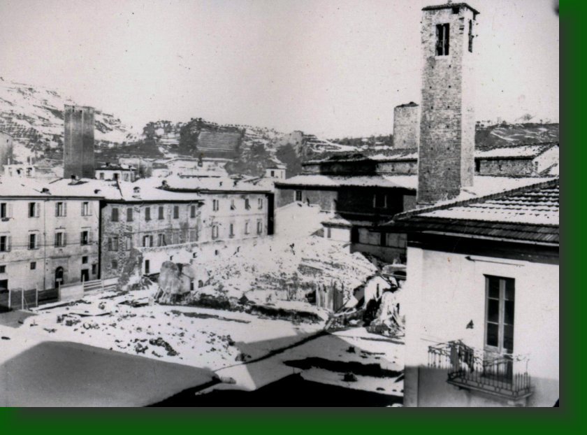 20 - Ascoli scomparsa - Macerie al posto dell'Istituto per Ragionieri...era ancora da costruire.jpg