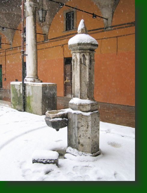 31 - Inverno 2005 - L'antica fontana sotto la neve.jpg