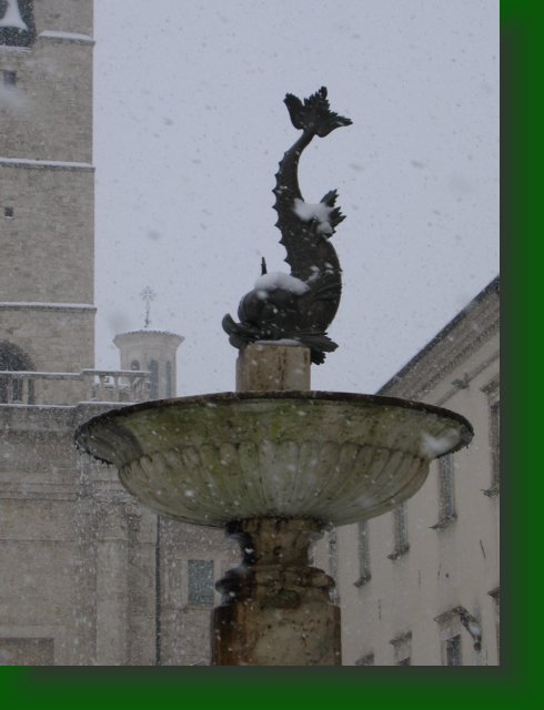 33 - Inverno 2005 - Il delfino della Fontana di Piazza Arringo sotto la neve.jpg