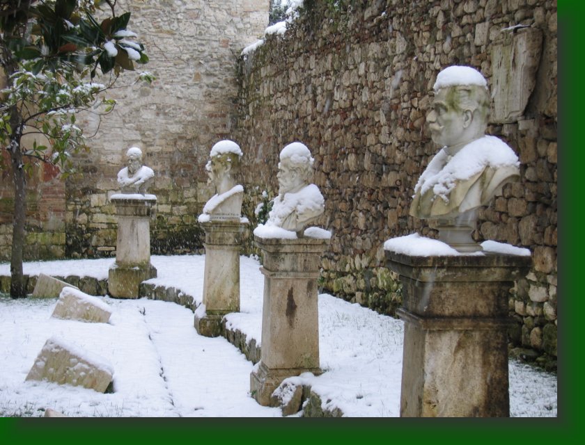 34 - Inverno 2005 _ Anche i busti marmorei degli antichi Ascolani.. sono imbiancati.jpg