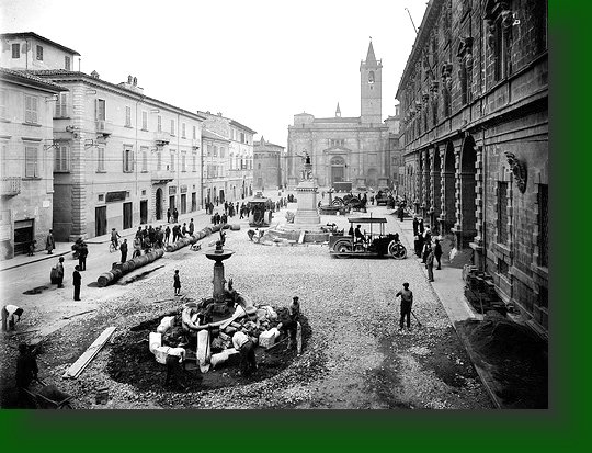 19 - Ascoli scomparsa - Ricostruzione di Piazza Arringo.jpg