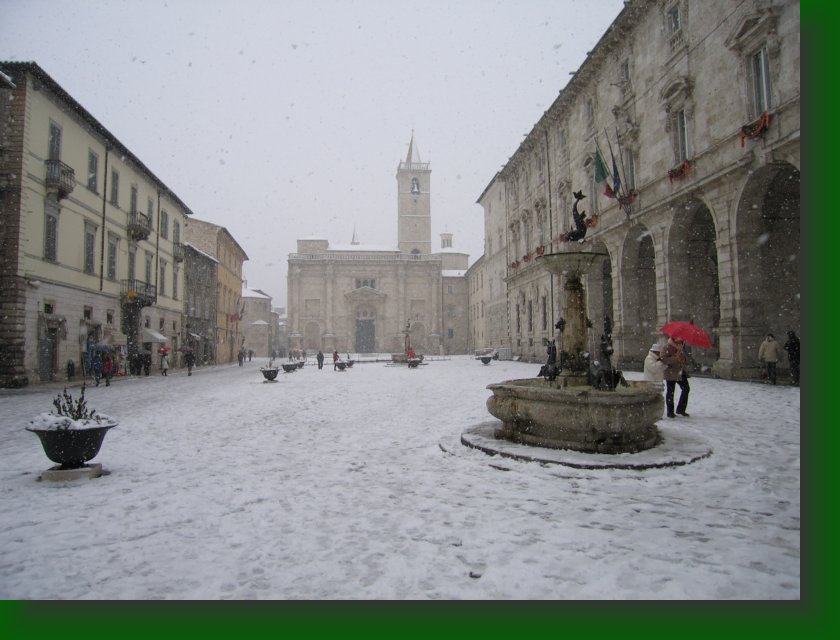 32 - Inverno 2005 - Piazza Arringo... e nevica.jpg