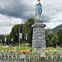 Il recinto con rosai bianchi con la Statua della Vergine Incoronata, davanti alla Basilica del Rosario