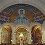 L'Altare Maggiore con il mosaico di Nostra Signora di Lourdes