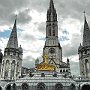 La corona dorata sopra la cupola centrale della Basilica del Rosario - dietro la Basilica dell'Immacolata Concezione