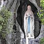 La bella Statua della Madonna posta sopra la grotta