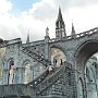 Una delle scalinate della Basilica del Rosario che portano alla Basilica superiore