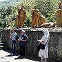 Le statue sono in ghisa, alte 2 metri: questa la XI Stazione, Gesù è inchiodato sulla Croce