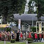 Processione aux Flambeaux (fiaccolata) intorno all'Esplanade: la Madonnina portata dai giovani di Lourdes