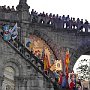 Processione aux Flambeaux (fiaccolata) : gli stendardi sulla scala destra della Basilica del Rosario