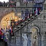 Processione aux Flambeaux (fiaccolata) : gli stendardi sulla scala sinistra della Basilica del Rosario