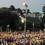 Processione aux Flambeaux (fiaccolata) : tutti i partecipanti sull'Esplanade