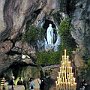 Di notte la Grotta con la Madonnina è molto suggestiva e sempre frequentatissima