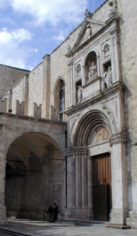 Portale-piazza1.JPG (61455 byte)