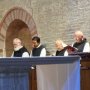 I Monaci si riuniscono in preghiera nel coro dell'Abbazia