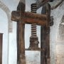 Un antico spremitore di sansa di olive