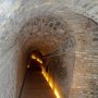 Ingresso alle grotte, una serie di corridoi sotto la chiesa dove i monaci conservavano le botti del vino o gli orci pieni di olio