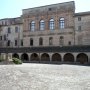Veduta d'insieme del Chiostro, con al centro il pozzo, ed il retro di Palazzo Giustiniani-Bandini