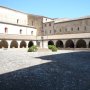 Altra veduta del Chiostro: sotto il pozzo c'era una grande cisterna per la raccolta dell'acqua piovana
