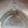 La lunetta del portale di ingresso della chiesa, con scolpite scene del funerale della Vergine