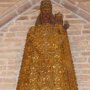 La statua della Madonna con Bambino, posta sopra il portone di ingresso, all'interno della Chiesa